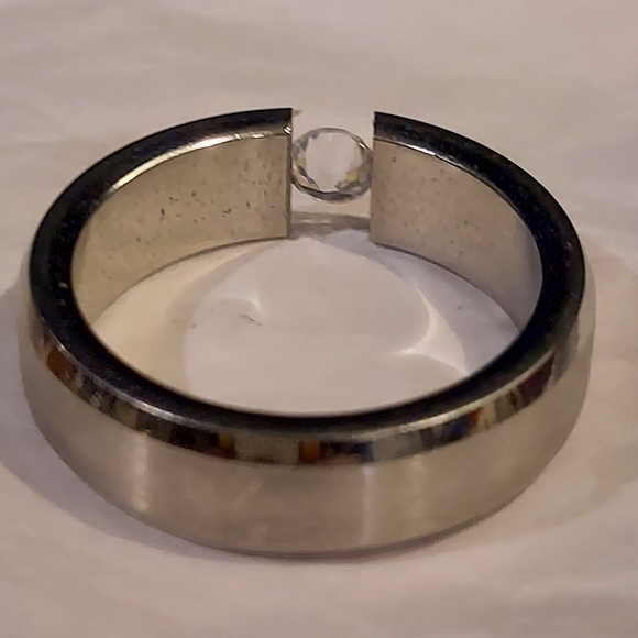 MENS BS STAINLESS STEEL WEDDING BAND BEVELED EDGES BAND HAS GAP W/ STONE SIZE 12 - Picture 6 of 8